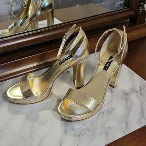 Nine West Women's Elope Heeled Sandal in Gold- Size 8.5- New!